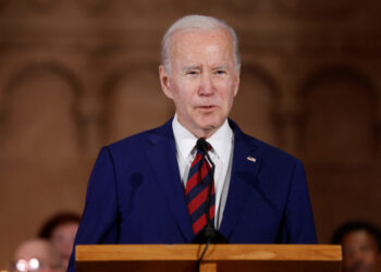 بایډن: کابل کې د القاعدې شبکې مشر ایمن الظواهري هوايي برید کې وژل شوی 