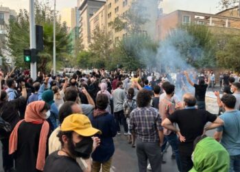 ایران کې لاریونونه: د افغانانو په ګډون له ۳۰۰ زیات کسان په کې وژل شوي 