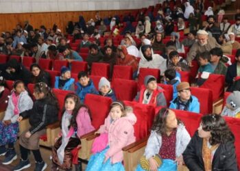 په جرمني کې تر درملنې وروسته لسګونه افغان ماشومان بېرته هېواد ته راستانه شول