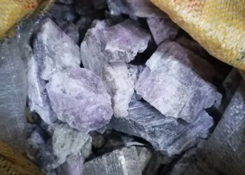 مالیې وزارت: پاکستان ته د قیمتي ډبرو قاچاق مخه نیول شوې