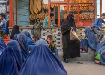 اوچا: افغانستان کې د اړمنو خلکو شمېر کې زیاتوالی راغلی