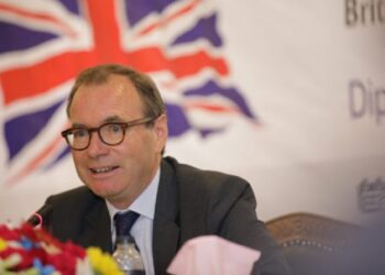 بریټانیا د افغانستان سرپرست حکومت په ګډون ټولو اړخونو سره ګډ کار کوي