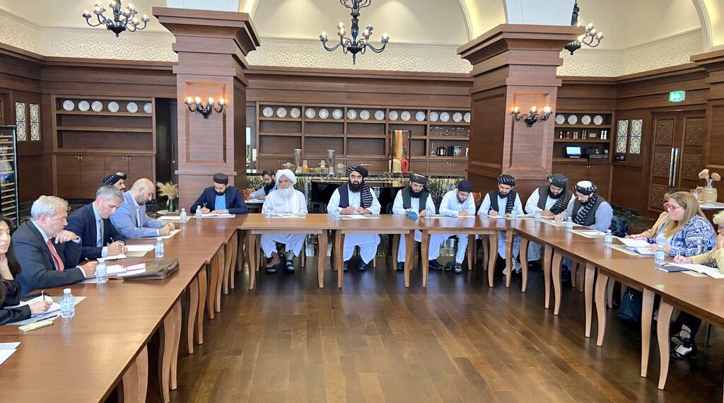 متقي  قطر کې میشتو د افغانستان لپاره  د یو شمیر هېوادونو سفیرانو او ځانګړو استازو سره کتلي