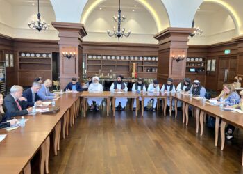 متقي  قطر کې میشتو د افغانستان لپاره  د یو شمیر هېوادونو سفیرانو او ځانګړو استازو سره کتلي