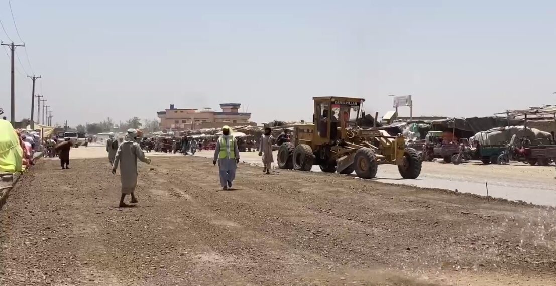 عاصم: د کندهار ښار او ۱۵ ولسوالیو کې د بیارغونې ۳۱ پروژې تر کار لاندې دي