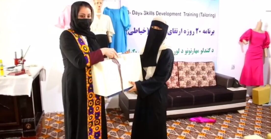 بلخ کې ۲۰ نجونې له حرفوي زده کړو فارغې شوې