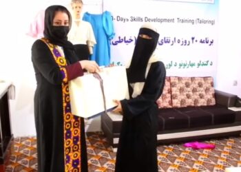 بلخ کې ۲۰ نجونې له حرفوي زده کړو فارغې شوې