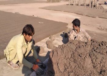 کابل کې بې وزلۍ ګڼ شمېر ماشومان درنو کارونو ته اړ کړي