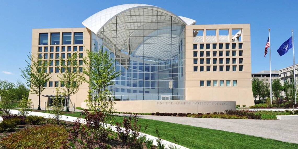 د امریکا سولې انسټیټیوټ: اسلامي امارت د ښځو حقونو په اړه د خپلو کړو ژمنو عملي کولو هوډ نه لري