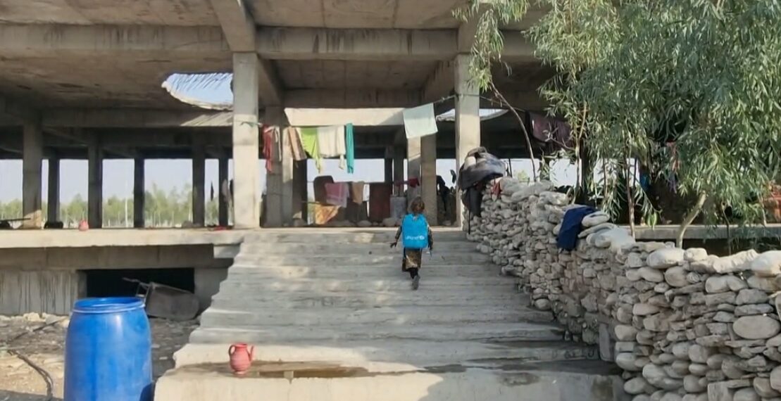 ننګرهار کې له خپلو مېنو بې ځايه شوې کورنۍ د ژمي په رارسېدو له ستونزو شکايت کوي