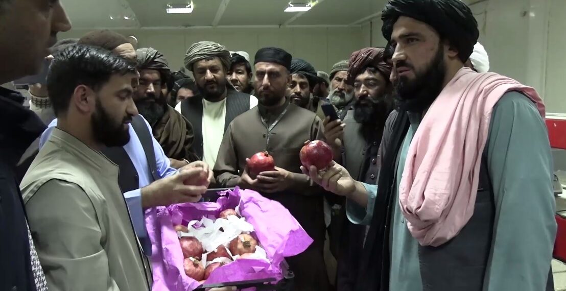 کندهار کې له پاکستانه یو شمېر راستنو شویو افغان کډوالو ته کارخونې وښودل شوې