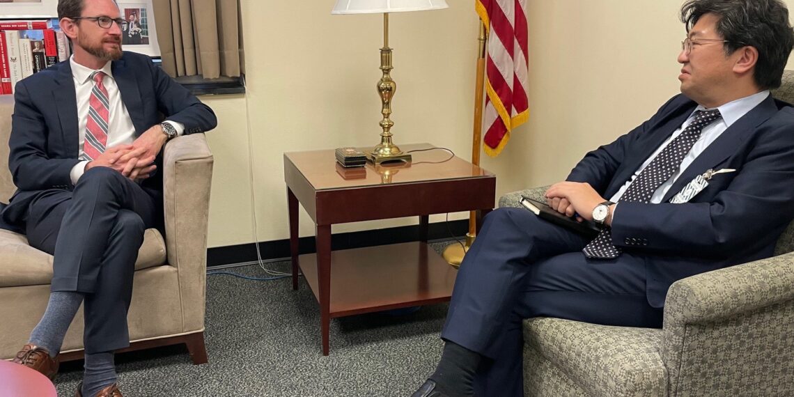 توماس وېسټ د جاپان ساساکاوا بنسټ له مشر سره کتلي