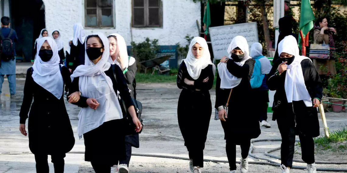 ‌افغانې نجونې پر زده‌کړو د لګېدلو محدودیتونو لرې کېدو په تمه دي