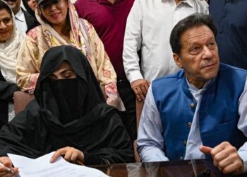 عمران خان او مېرمنه یې په ۱۴-۱۴ کاله بند محکوم شول