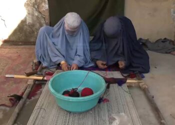 کندهار کې یوې مېرمنې په خپل شخصي لګښت د غالیو اوبدلو کوچنی مرکز جوړ کړی