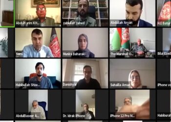 کارپوهان: د سياسي مخالفینو نيوکې د سرپرست حکومت پر ځای خلکو او هېواد ته زیان رسوي