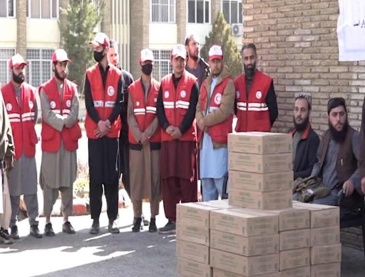 سعودي عربستان له افغانانو سره ۱۰۰ ټنه خرما مرسته کړې