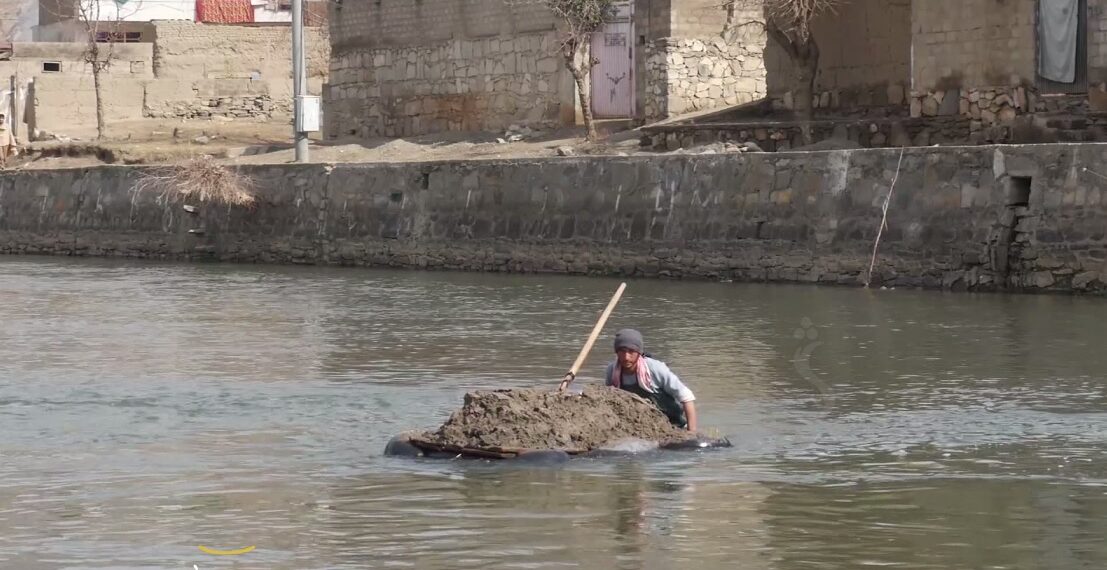 کونړ کې یو شمېر ځوانانو له سیند د شګو اېستلو سره خپل کورني لګښتونه پوره کوي