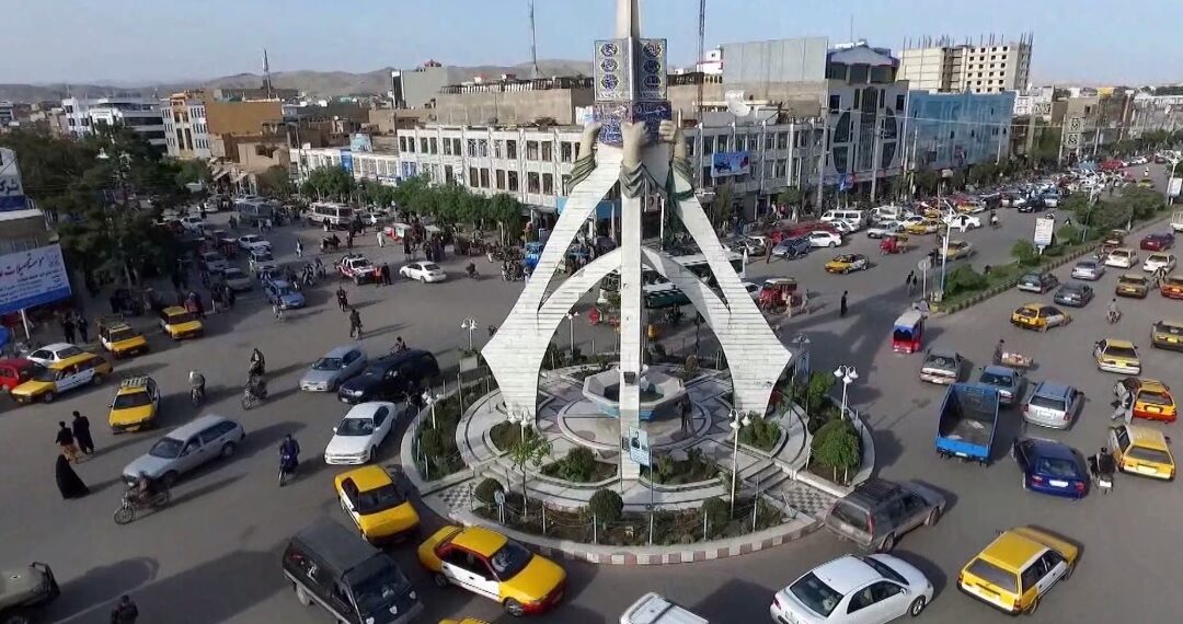 هرات کې پر جومات برید په کور دننه او بهر غبرګونونه پارولي