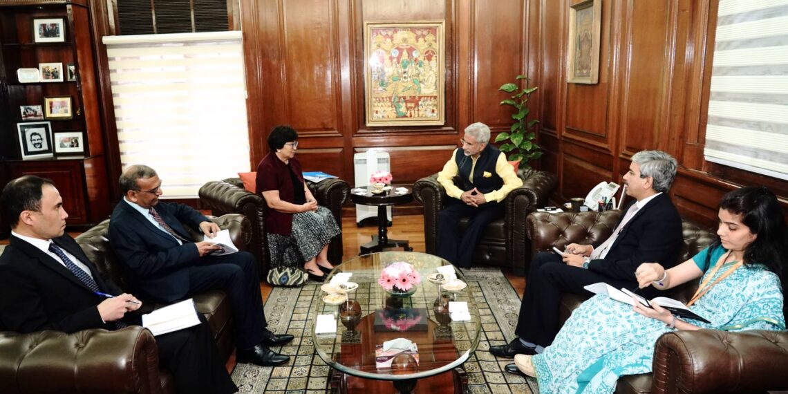 د یوناما مشرې د هند بهرنیو چارو له وزیر سره کتلي