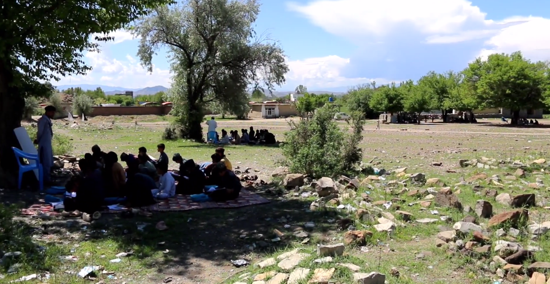 خوست کې د یوه ښوونځي زده کوونکي هدیره کې زده کړې کوي