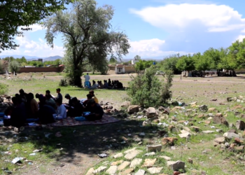 خوست کې د یوه ښوونځي زده کوونکي هدیره کې زده کړې کوي