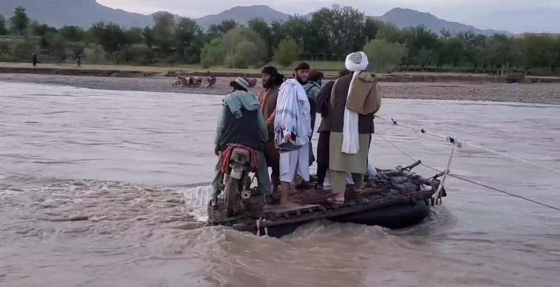 د اروزګان مرکز کې د درېیو کلیو اوسېدونکي پر سیند د پل نشتوالي له امله ستونزو سره مخ دي