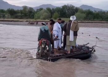 د اروزګان مرکز کې د درېیو کلیو اوسېدونکي پر سیند د پل نشتوالي له امله ستونزو سره مخ دي