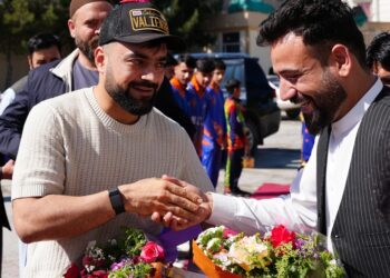 راشد خان له څلور کلن ځنډ وروسته هېواد ته راستون شو