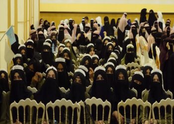 کابل کې له یوې دیني مدرسې څه باندې ۳۰۰ نجونې فارغې شوې