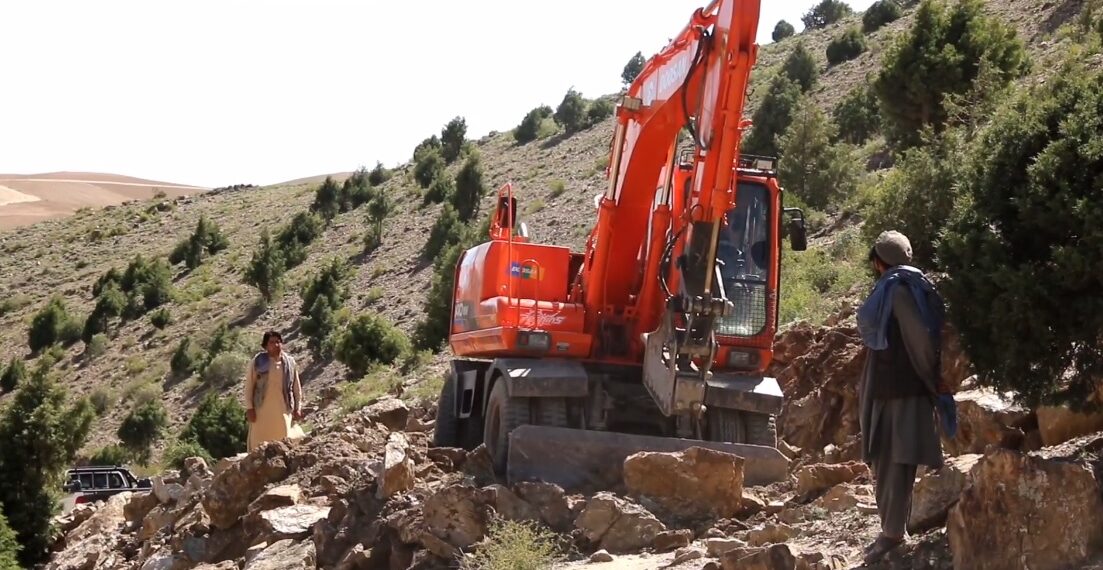 پکتیا کې عامو خلکو په شخصي لګښت د یوه سړک جوړولو کار پیل کړی