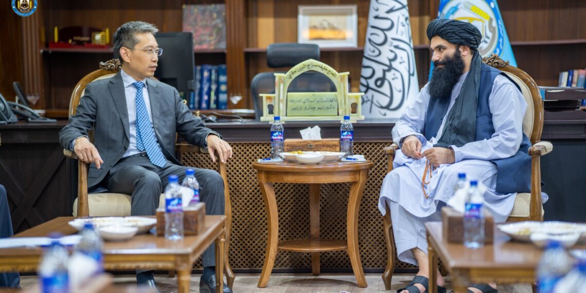 د کورنیو چارو وزارت سرپرست کابل کې د چین له سفیر سره کتلي