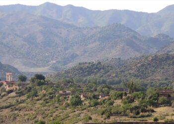 د خوست ځاځي میدان ولسوالۍ اوسېدونکي له سرپرست حکومت د اساسي اسانتیاووغوښتنه کوي