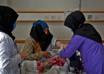 ښځېنه دولتي کارکوونکې: معاشونه مو ۵ زره افغانیو ته راښکته شوي