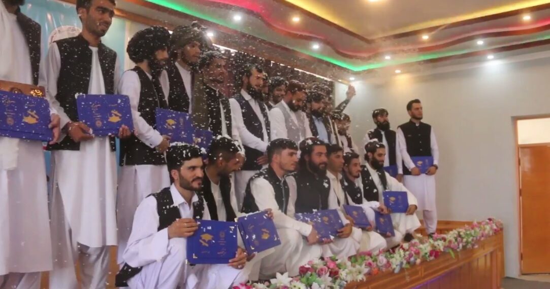 له سرپرست حکومته د لوستو ځوانانوغوښتنه؛ دولتي ادارو کې دندې راکړئ