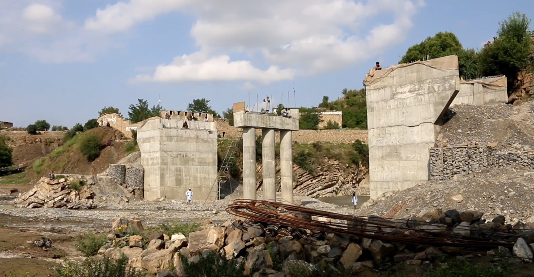 خوست کې پر شخصي لګښت د یو لوی پل د جوړېدو چارې بشپړېدو ته نږدې دي