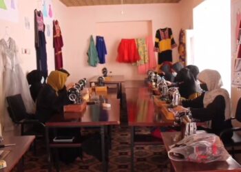 سرپل ولایت کې یوې ښځې له زده کړو بې برخې لسګونه نجونو ته د کار زمینه برابره کړې