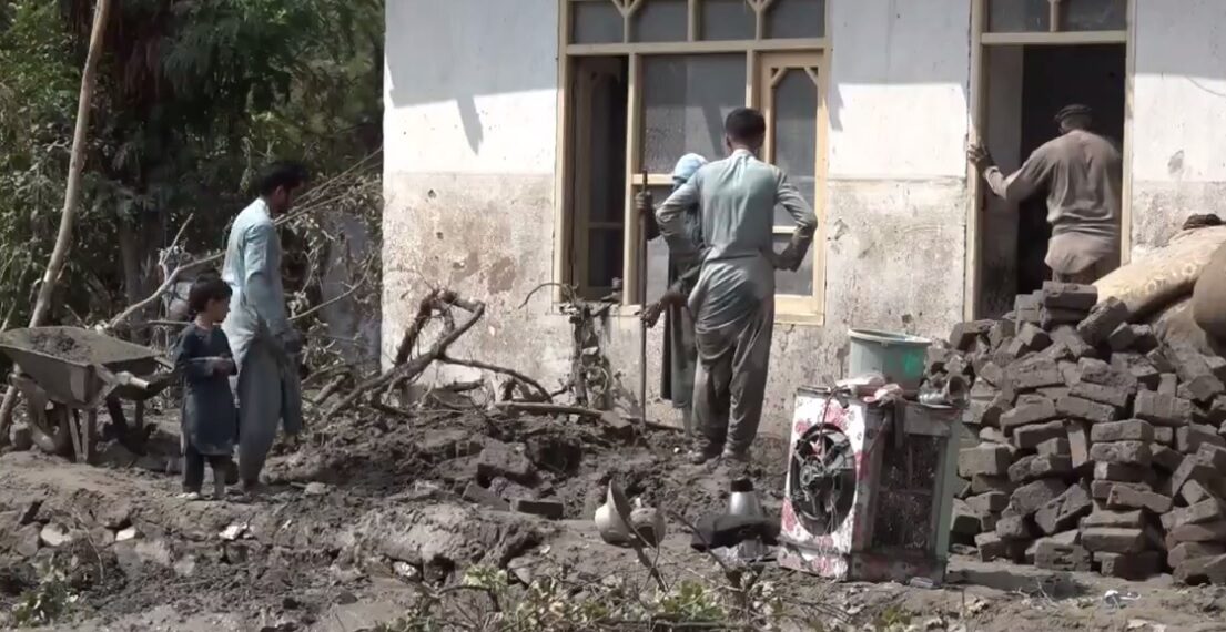 ننګرهار کې سېلاب ځپلې کورنۍ د مرستو غوښتنه کوي