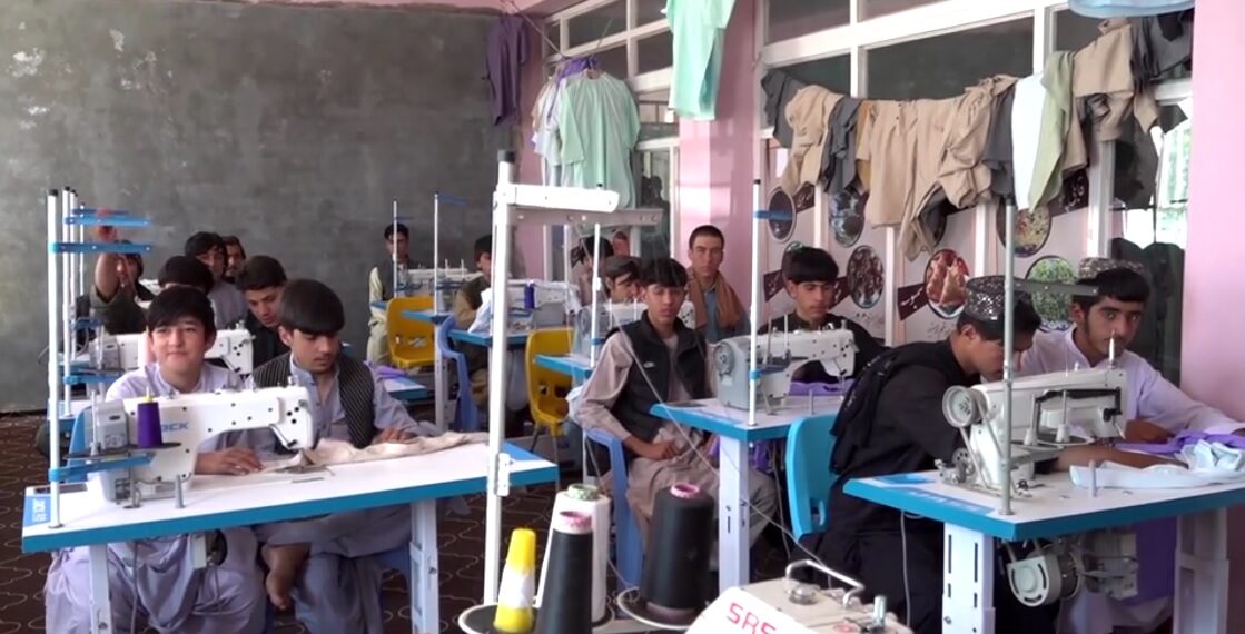 د هرات کار او ټولنیزو چارو ریاست سلګونو ځوانانو ته د حرفوي زده‌کړو زمینه برابره کړې