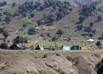 خوست کې بېځایه شوې کورنۍ د لاسنیوي غوښتنه کوي