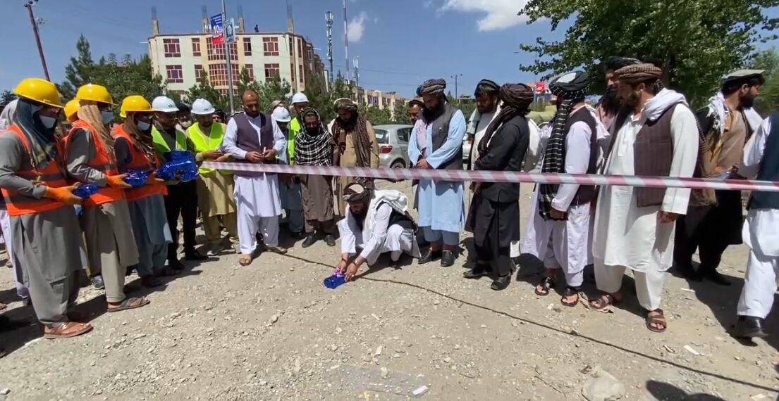 د پکتیا مرکز ګردیز کې د سړک جوړونې څلورو پروژو چارې پيل شوې