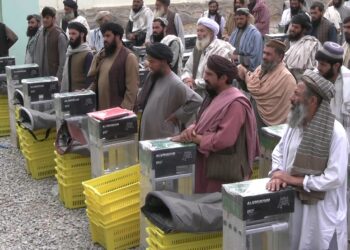 کندهار کې ۱۰۰ بڼوالو ته د حاصلاتو راټولولو ځانګړي توکي ووېشل شول