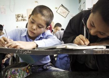 ایران کې د بې اسناده افغان کډوالو ماشومان ښوونځیو کې له زده کړو منع شوي