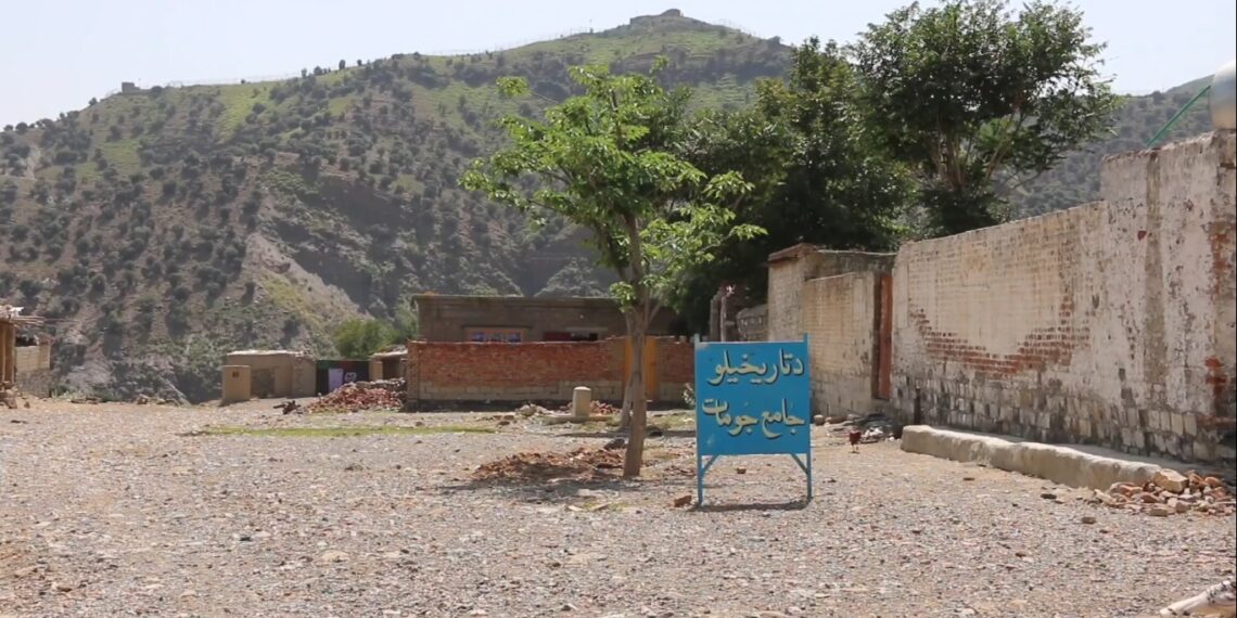 خوست کې ډيورنډ فرضي کرښې ته څېرمه مېشتې کورنۍ له عامه خدمتونو بې برخې دي