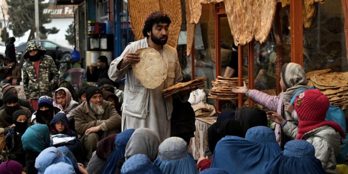 اوچا: له هرو دوو افغانانو یو یې له بېوزلۍ سره مخ دی