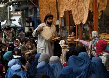 اوچا: له هرو دوو افغانانو یو یې له بېوزلۍ سره مخ دی