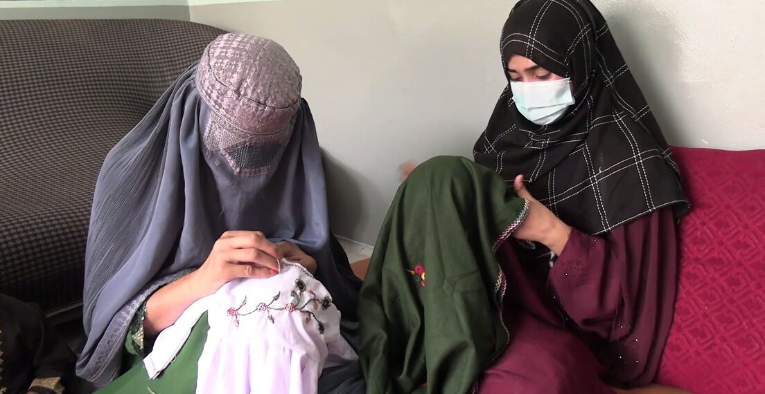 کندهار کې یوې ښځې د لاسي صنایعو برخه کې لسګونه نورو ښځو ته د کار زمینه برابره کړې