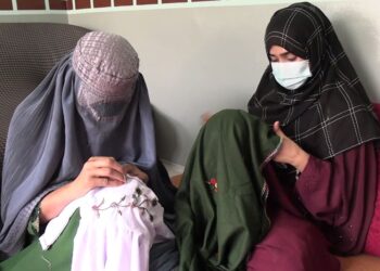 کندهار کې یوې ښځې د لاسي صنایعو برخه کې لسګونه نورو ښځو ته د کار زمینه برابره کړې