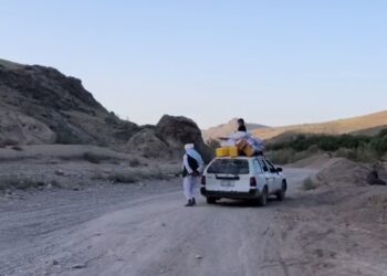 موټر چلوونکي او مسافر د کندهار- اروزګان لویې لارې له خرابوالي شکایت کوي