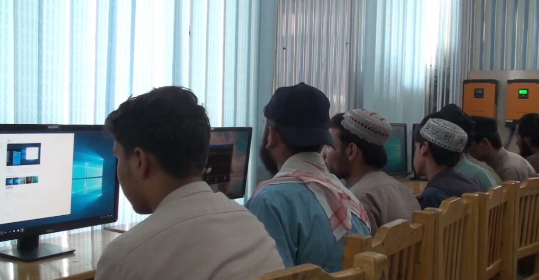کندهار کې د وړیا زده کړو له لنډمهاله کورسونو سلګونه ځوانان فارغ شوي
